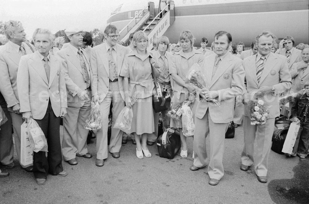 Schönefeld: Arrival of the GDR-Olympic team on the area of the airport beauty's field in beauty's field in the federal state Brandenburg in the area of the former GDR, German democratic republic. The GDR took part in the Summer Olympics in 1976 in Montreal with a delegation of more than 28
