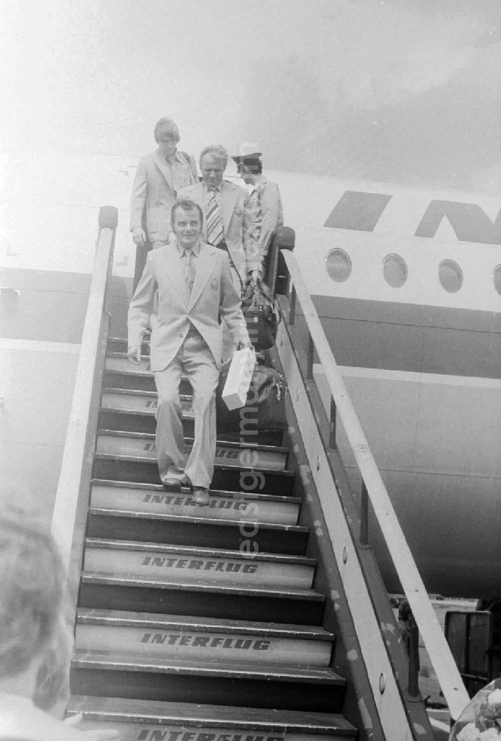 GDR image archive: Schönefeld - Arrival of the GDR-Olympic team on the area of the airport beauty's field in beauty's field in the federal state Brandenburg in the area of the former GDR, German democratic republic. The GDR took part in the Summer Olympics in 1976 in Montreal with a delegation of more than 28