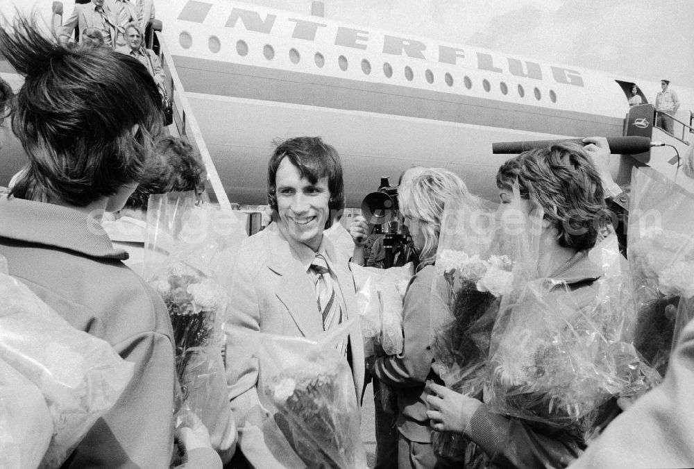 GDR picture archive: Schönefeld - Arrival of the GDR-Olympic team on the area of the airport beauty's field in beauty's field in the federal state Brandenburg in the area of the former GDR, German democratic republic. The GDR took part in the Summer Olympics in 1976 in Montreal with a delegation of more than 28