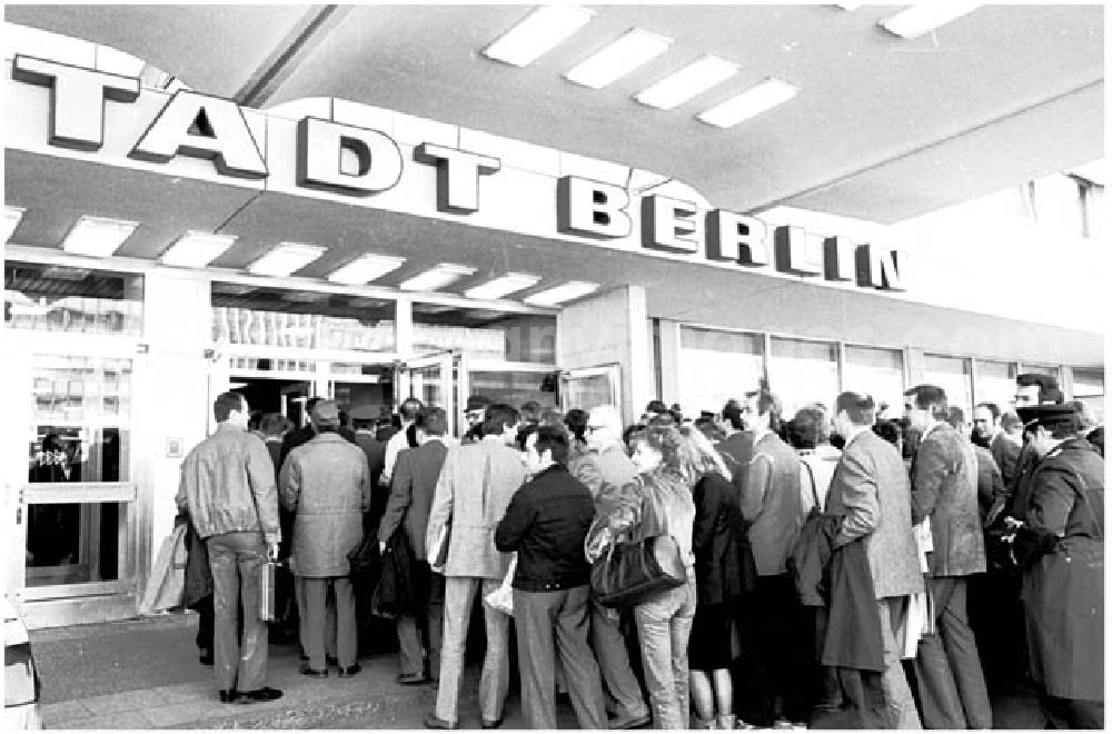 GDR picture archive: Berlin - Ankunft von Delegierten zum 11. Parteitag im Hotel Stadt Berlin.