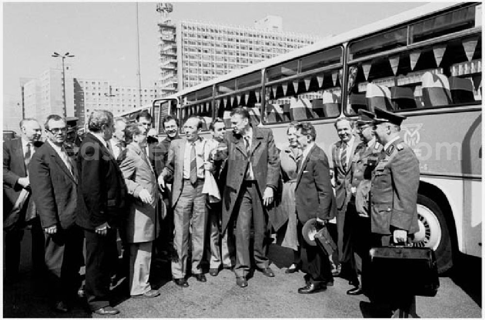GDR image archive: Berlin - Ankunft von Delegierten zum 11. Parteitag im Hotel Stadt Berlin.