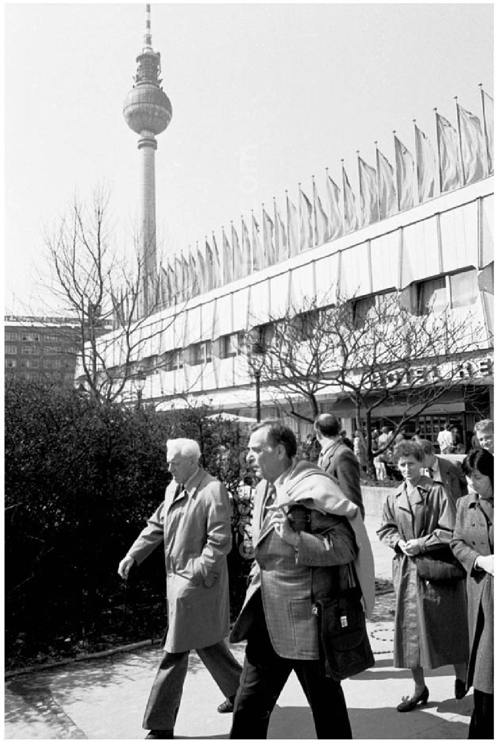 GDR picture archive: Berlin - Ankunft von Delegierten zum 11. Parteitag im Hotel Stadt Berlin.
