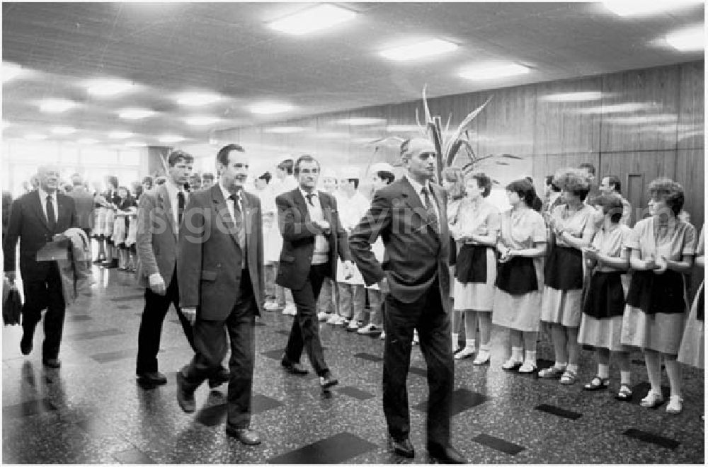 GDR photo archive: Berlin - Ankunft von Delegierten zum 11. Parteitag im Hotel Stadt Berlin.