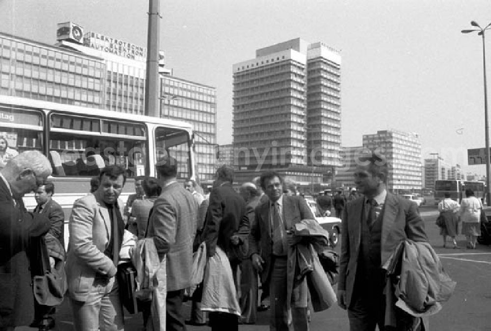 GDR photo archive: Berlin - Ankunft zum 11. Parteitag der Delegierten aus dem Bezirk Frankfurt / Oder und Dresden vor dem Hotel Stadt Berlin.