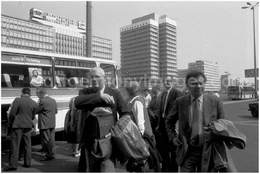 GDR picture archive: Berlin - Ankunft zum 11. Parteitag der Delegierten aus dem Bezirk Frankfurt / Oder und Dresden vor dem Hotel Stadt Berlin.