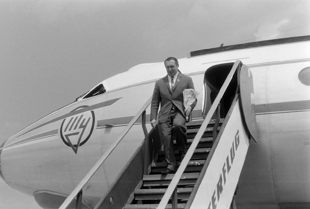 GDR image archive: Schönefeld - Return of DSF President Johannes Dieckmann and his delegation (from the celebrations of the 50th anniversary of the Great Socialist October Revolution) with an AEROFLOT Tupolev TU-1