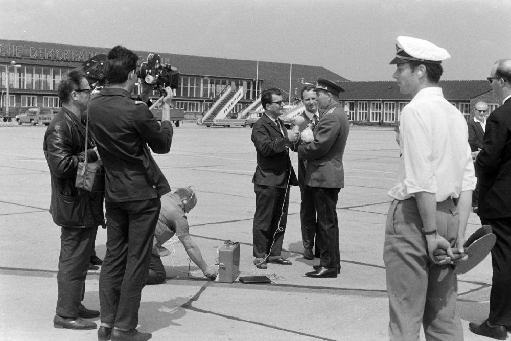 GDR photo archive: Schönefeld - Return of DSF President Johannes Dieckmann and his delegation (from the celebrations of the 50th anniversary of the Great Socialist October Revolution) with an AEROFLOT Tupolev TU-1