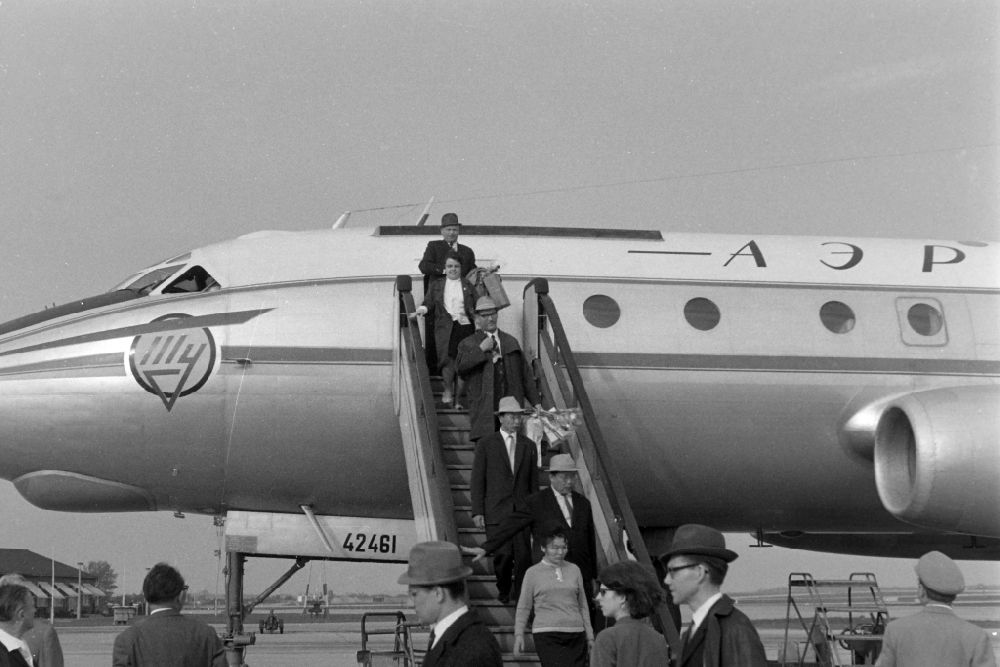 GDR picture archive: Schönefeld - Return of DSF President Johannes Dieckmann and his delegation (from the celebrations of the 50th anniversary of the Great Socialist October Revolution) with an AEROFLOT Tupolev TU-1