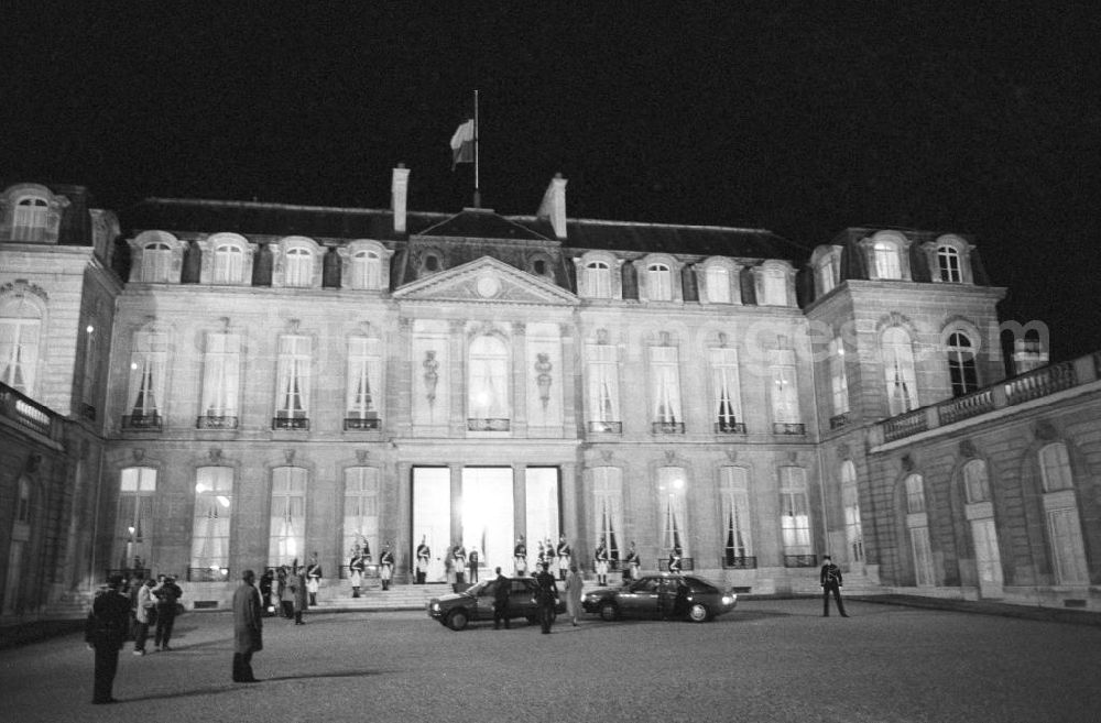 GDR picture archive: Paris - Nachtaufnahme: Erich Honecker, Vorsitzender des Staatsrates DDR, bei der Ankunft mit dem Auto vor dem Elysee-Palast in Paris.