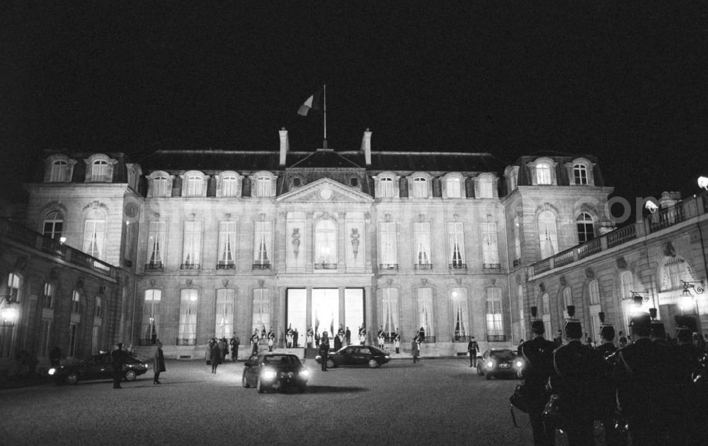 Paris: Nachtaufnahme: Erich Honecker, Vorsitzender des Staatsrates DDR, bei der Ankunft mit dem Auto vor dem Elysee-Palast in Paris.