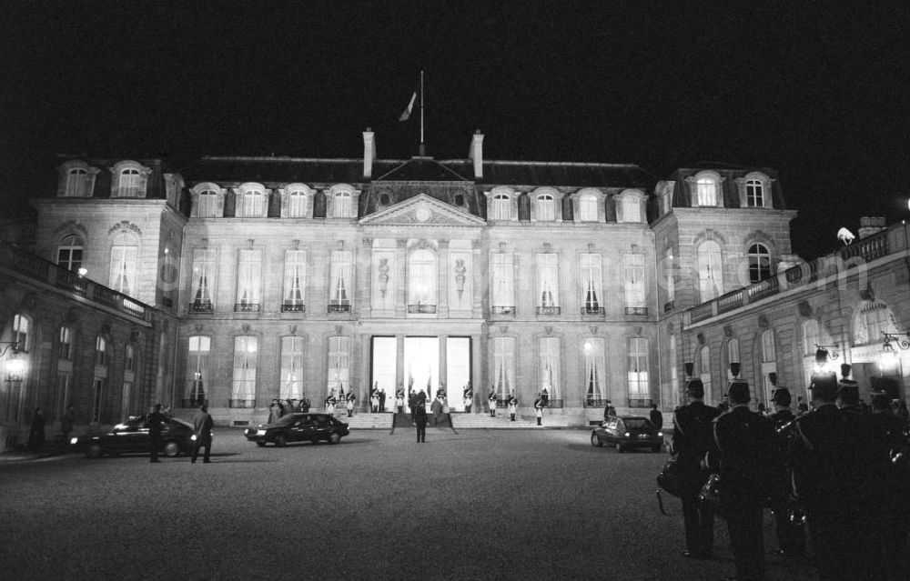 GDR image archive: Paris - Nachtaufnahme: Erich Honecker, Vorsitzender des Staatsrates DDR, bei der Ankunft mit dem Auto vor dem Elysee-Palast in Paris.