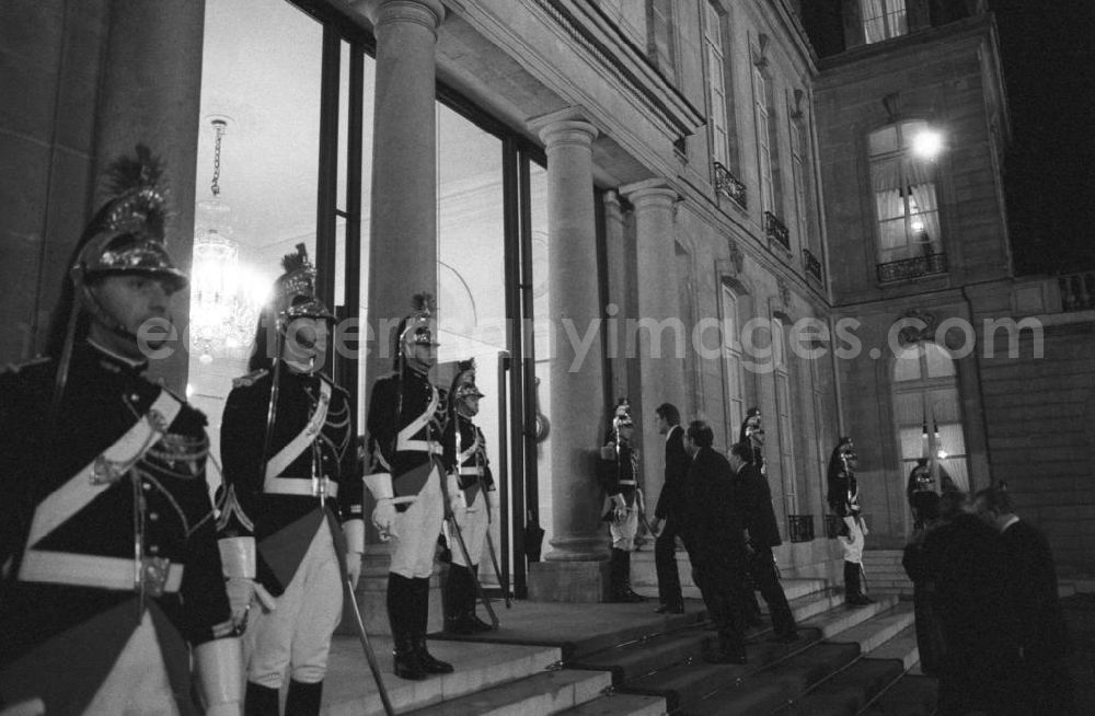 GDR photo archive: Paris - Ankunft von Erich Honecker, Vorsitzender des Staatsrates DDR, im Elysee-Palast in Paris. Begleiter beim Betreten des Elysee-Palastes. Leibgardisten vor dem Eingangsbereich.
