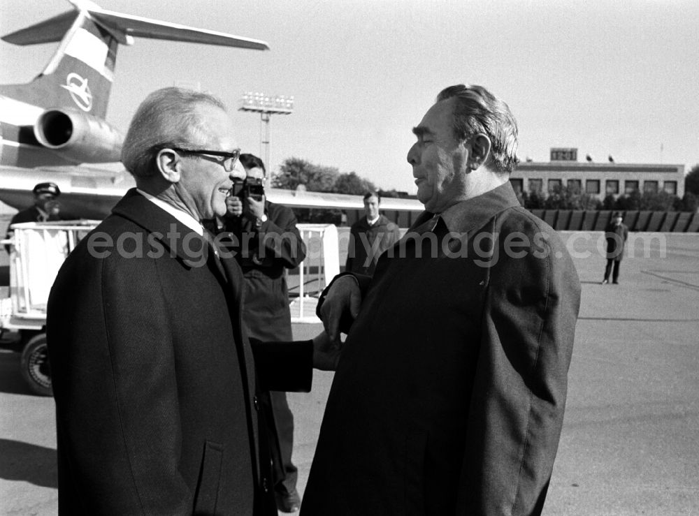 GDR photo archive: Moskau - Ankunft von Erich Honecker in Moskau. Leonid Breshnew empfängt Erich Honecker. (