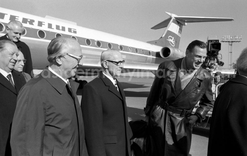 GDR picture archive: Moskau - Ankunft von Erich Honecker in Moskau. Leonid Breshnew empfängt Erich Honecker. (
