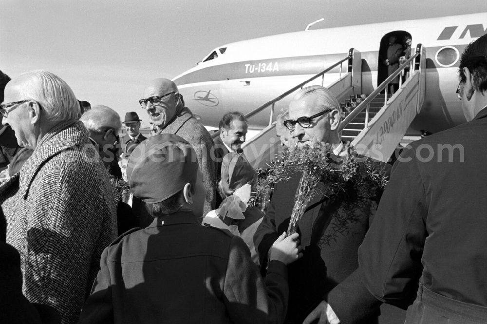 Moskau: Ankunft von Erich Honecker in Moskau. Leonid Breshnew empfängt Erich Honecker. (