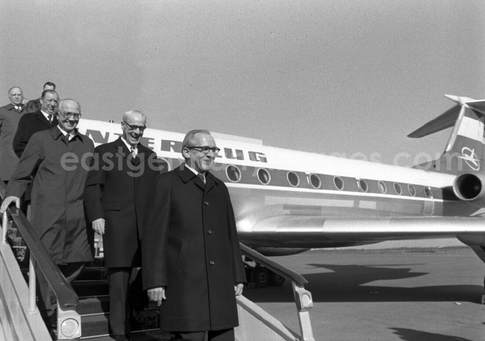 GDR image archive: Moskau - Ankunft von Erich Honecker in Moskau. Leonid Breshnew empfängt Erich Honecker. (