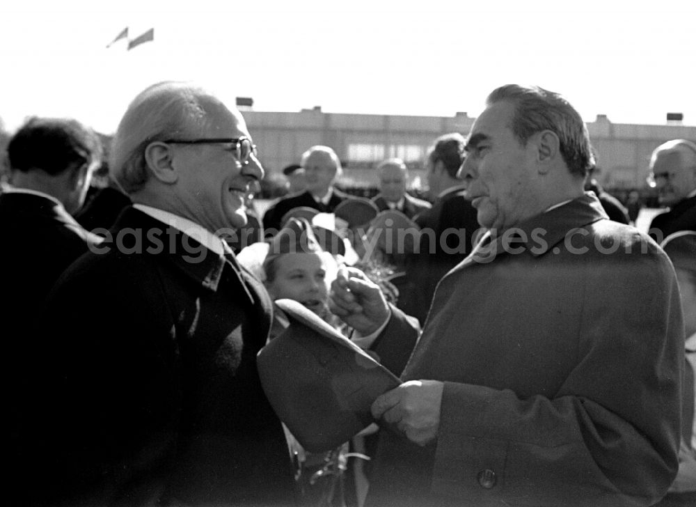 GDR image archive: Moskau - Ankunft von Erich Honecker in Moskau. Leonid Breshnew empfängt Erich Honecker. (