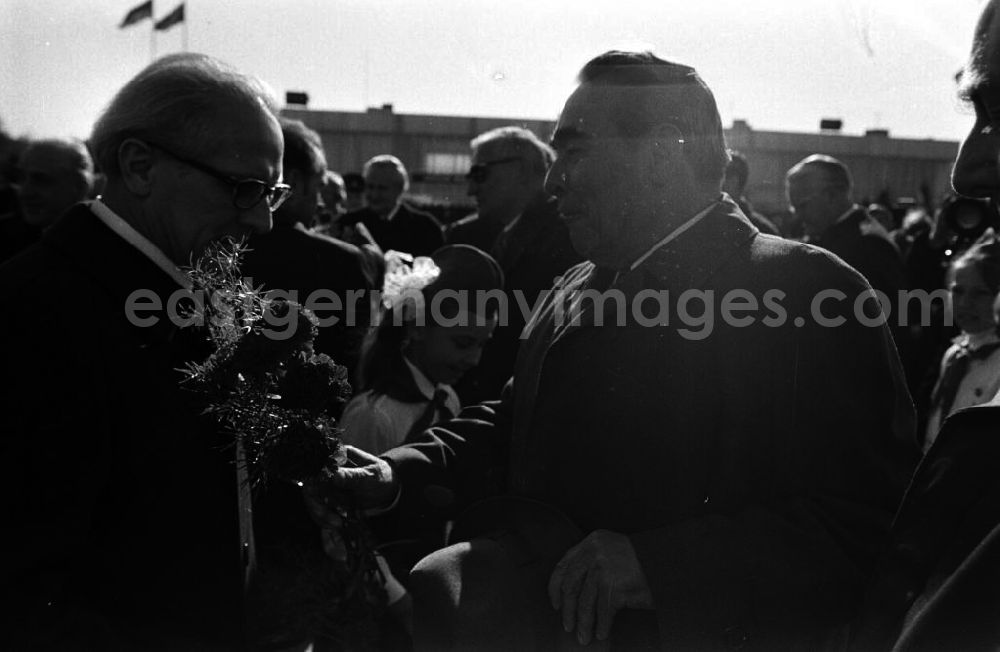 GDR photo archive: Moskau - Ankunft von Erich Honecker in Moskau. Leonid Breshnew empfängt Erich Honecker. (