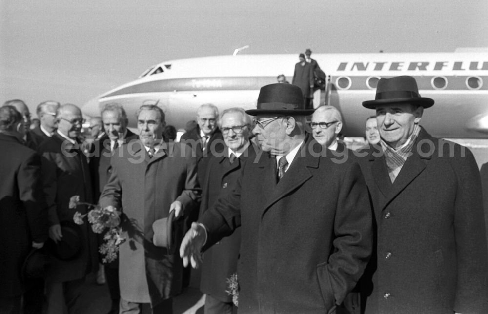 GDR picture archive: Moskau - Ankunft von Erich Honecker in Moskau. Leonid Breshnew empfängt Erich Honecker. (