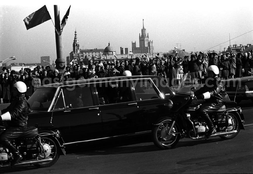 GDR photo archive: Moskau - Ankunft von Erich Honecker in Moskau. Fahrt durch die Stadt. (