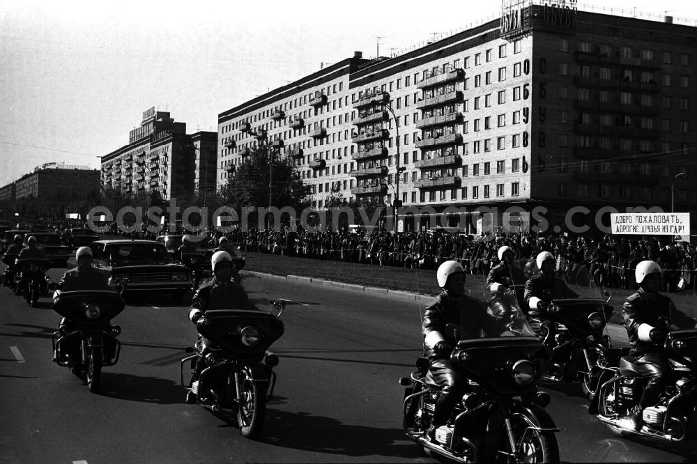 GDR picture archive: Moskau - Ankunft von Erich Honecker in Moskau. Fahrt durch die Stadt. (