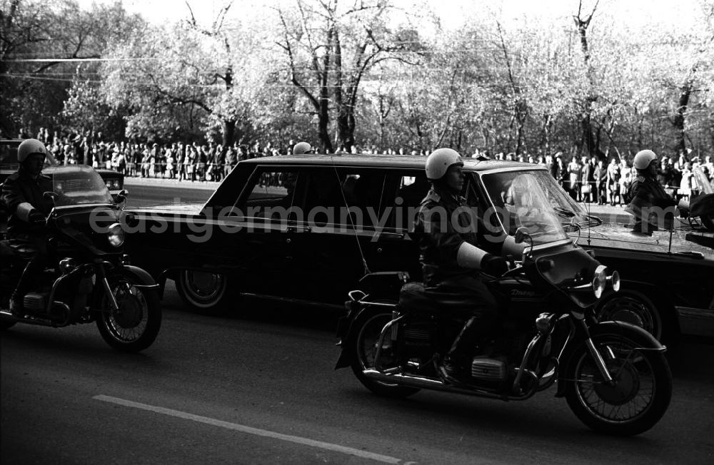 Moskau: Ankunft von Erich Honecker in Moskau. Fahrt durch die Stadt. (