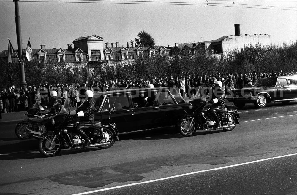 GDR photo archive: Moskau - Ankunft von Erich Honecker in Moskau. Fahrt durch die Stadt. (