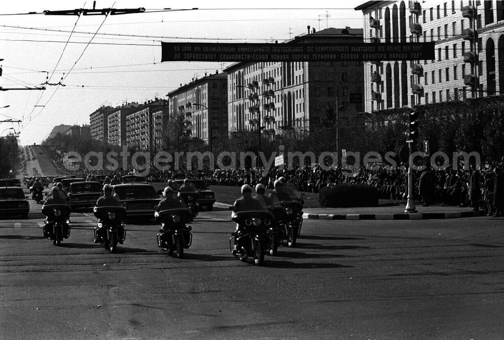 GDR picture archive: Moskau - Ankunft von Erich Honecker in Moskau. Fahrt durch die Stadt. (