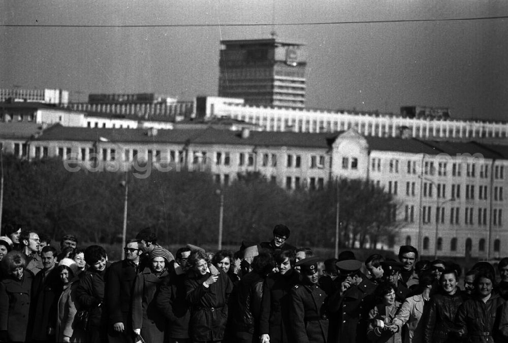 GDR picture archive: Moskau - Ankunft von Erich Honecker in Moskau. Fahrt durch die Stadt (