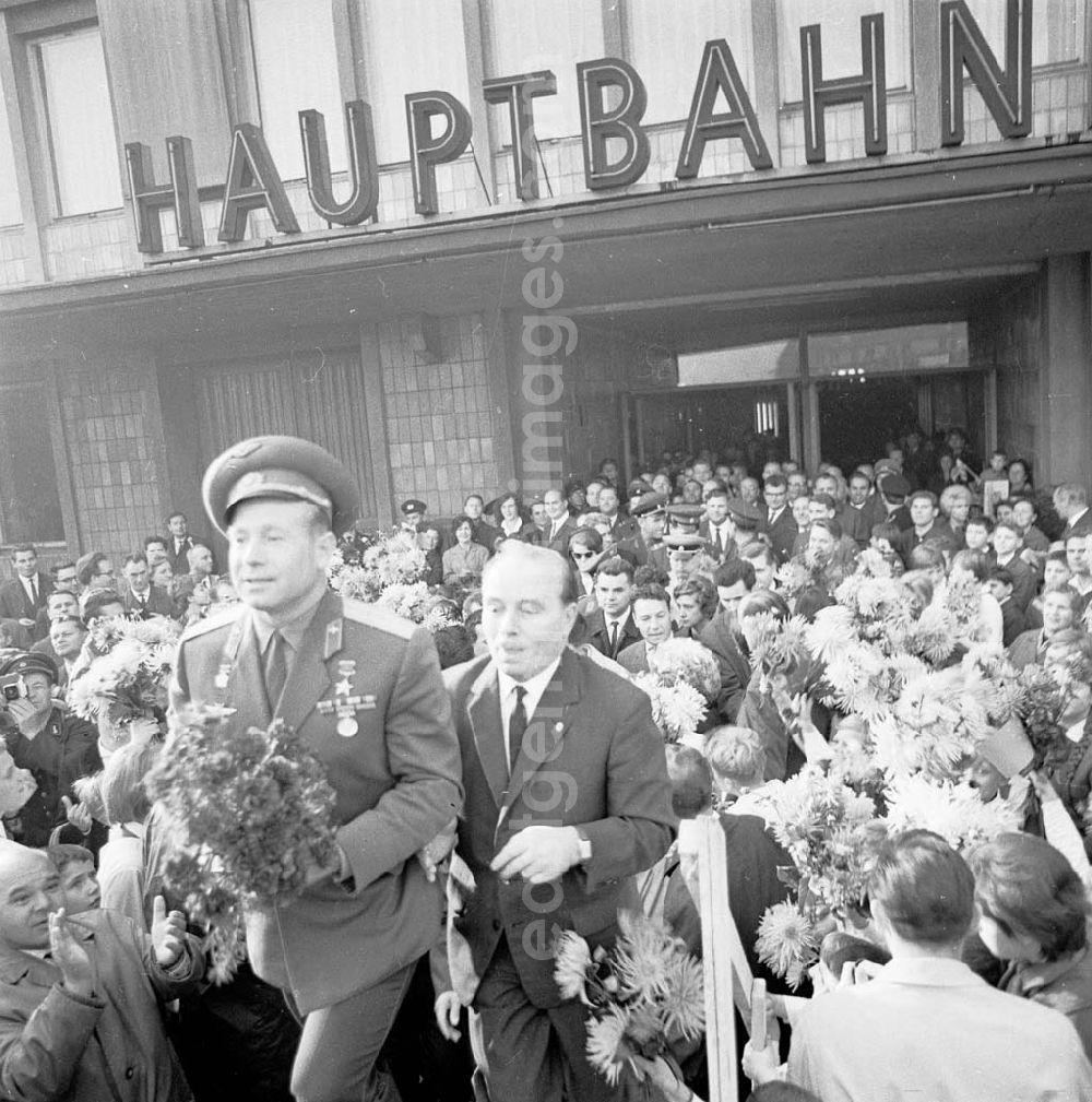Magdeburg: Kosmonaut Alexej Leonow (*30.05.1934) bei der Ankunft am Magdeburger Hauptbahnhof anlässlich einer Rundreise durch die DDR. Leonow war der erste Mensch im freien Weltraum / Weltweit erstes Außenbordmanöver im Erdorbit (12 Minuten) am 18.