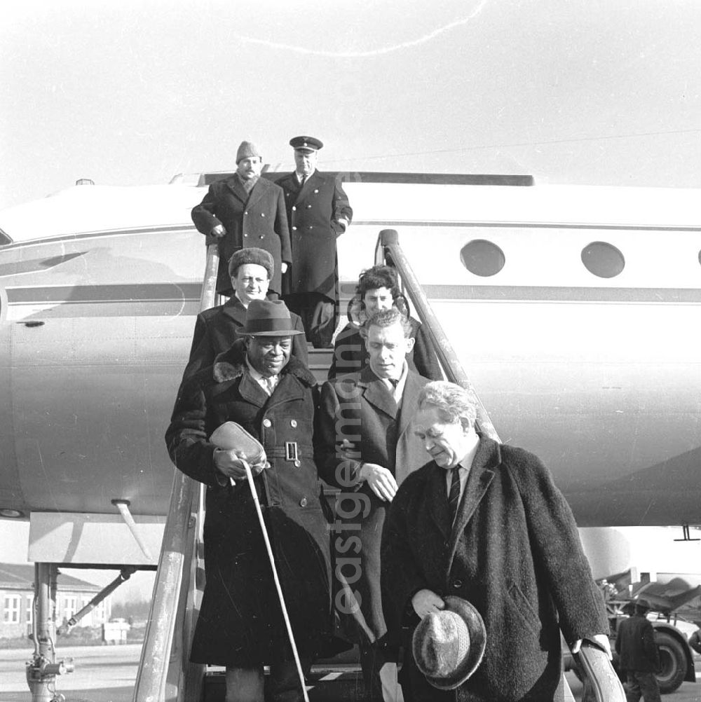 GDR image archive: Berlin - Ankunft auf dem Flughafen Schönefeld, Henry Winston Winnie (*02.