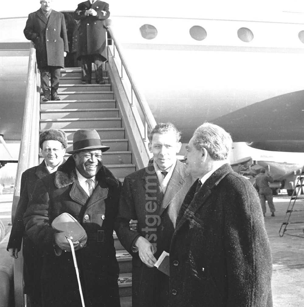 GDR photo archive: Berlin - Ankunft auf dem Flughafen Schönefeld, Henry Winston Winnie (*02.