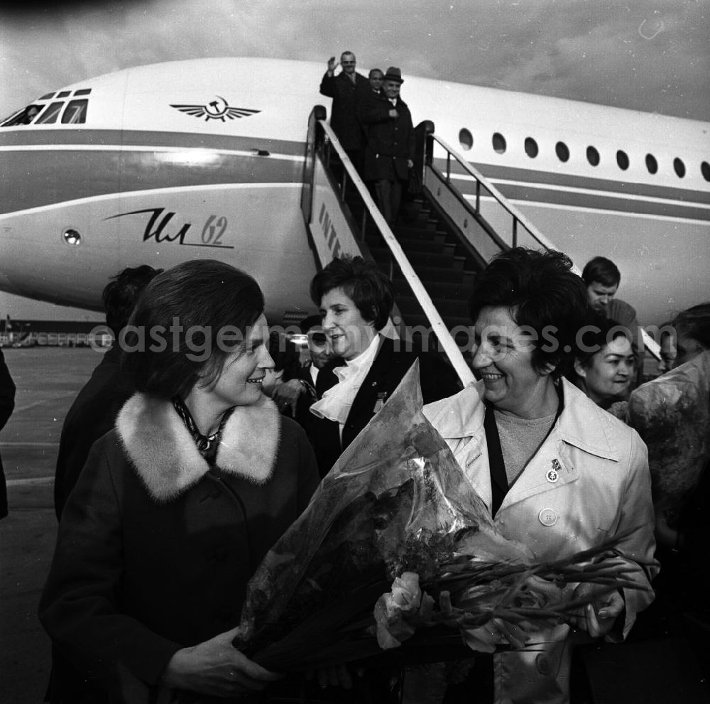 GDR picture archive: Berlin - Ankunft von Valentina Tereschkowa. Zentralflughafen Berlin-Schönefeld (
