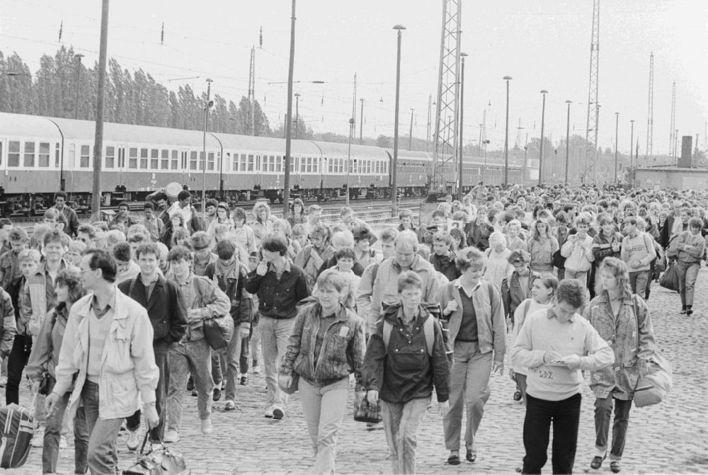 GDR picture archive: Berlin - Arrival of participants to the Pentecost meeting of youth at the Lichtenberg station in Berlin, the former capital of the GDR, the German Democratic Republic