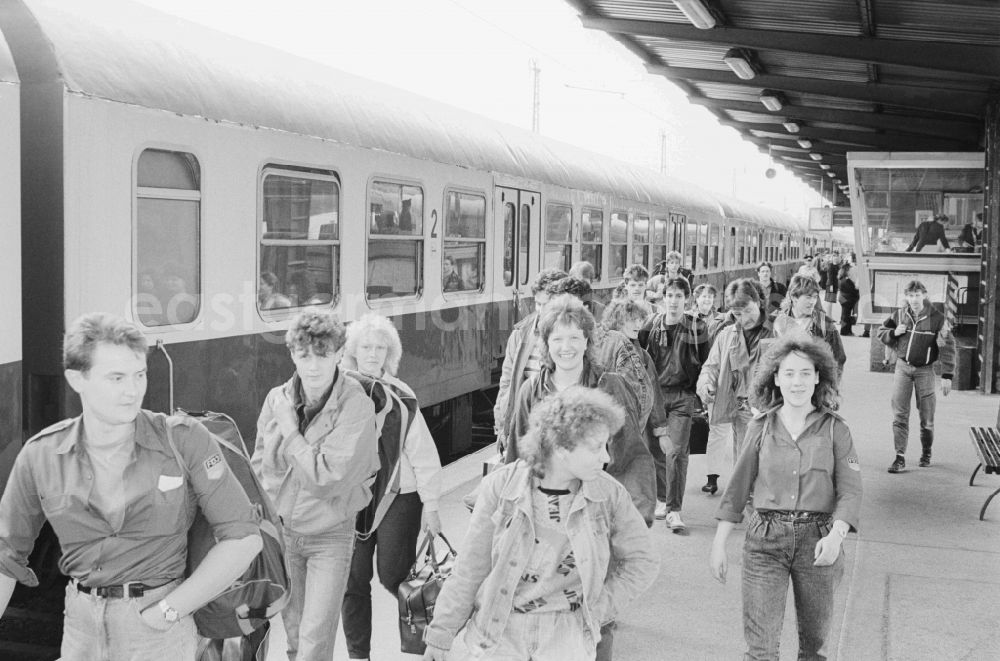 GDR image archive: Berlin - Arrival of participants to the Pentecost meeting of youth at the Lichtenberg station in Berlin, the former capital of the GDR, the German Democratic Republic