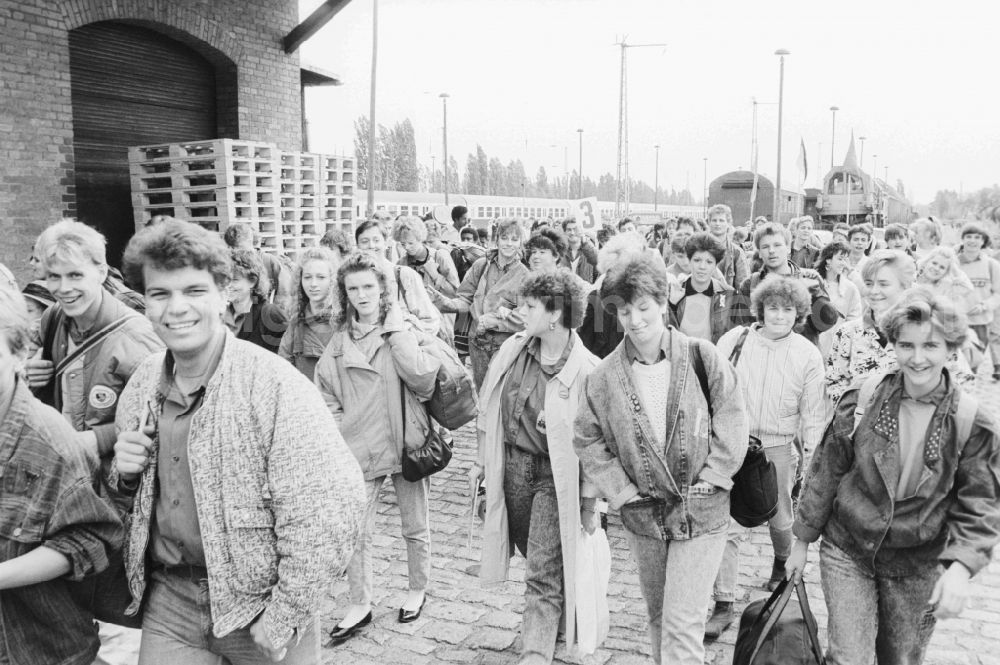 GDR picture archive: Berlin - Arrival of participants to the Pentecost meeting of youth at the Lichtenberg station in Berlin, the former capital of the GDR, the German Democratic Republic