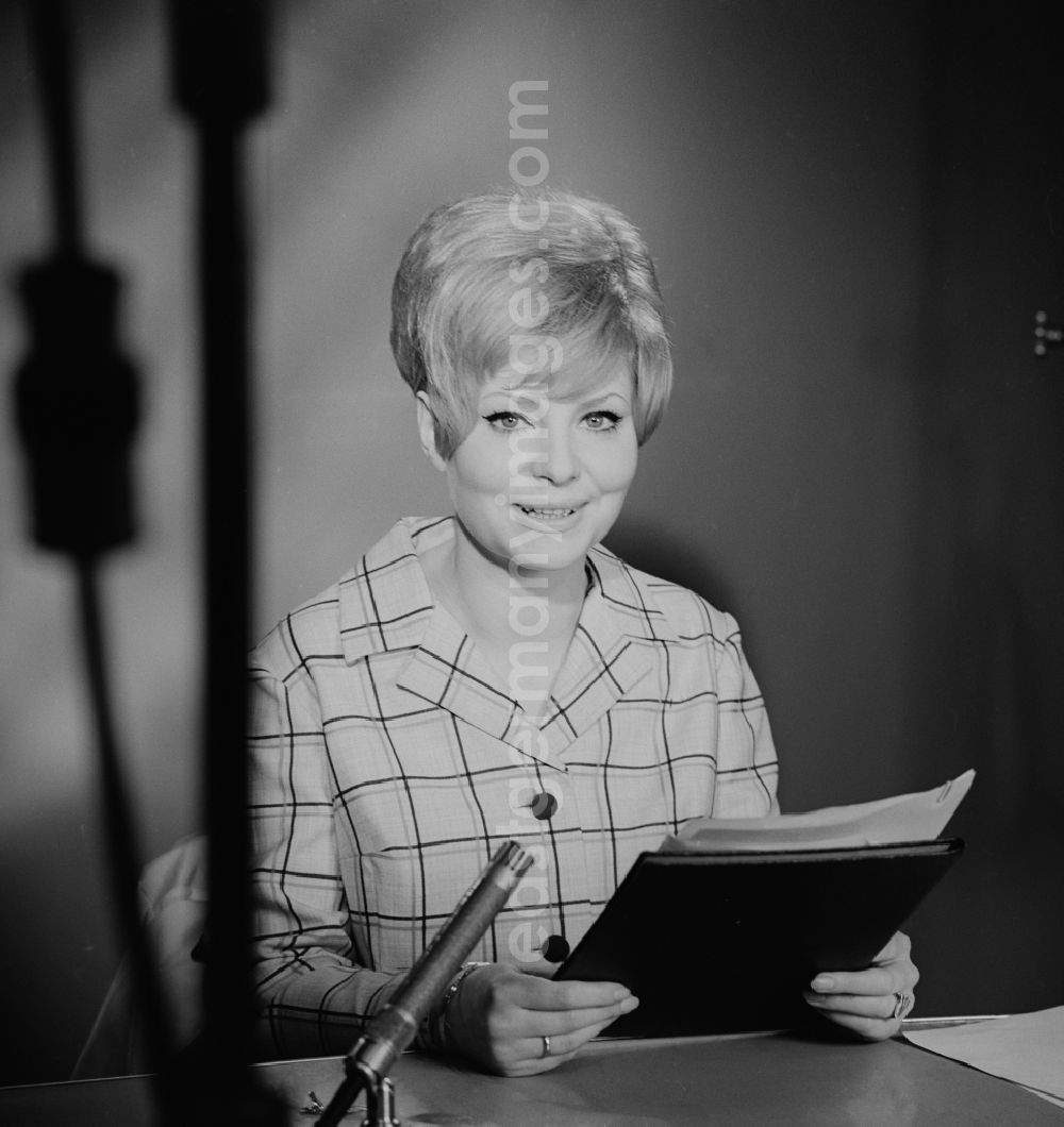 GDR image archive: Berlin - Treptow - Anne Marie Brodhagen is a former announcer and presenter of the GDR television. It was further known through the television program Zoo Tele fail. It formed from the later ones Program spokesman. Here in the studio in Berlin - Adlershof