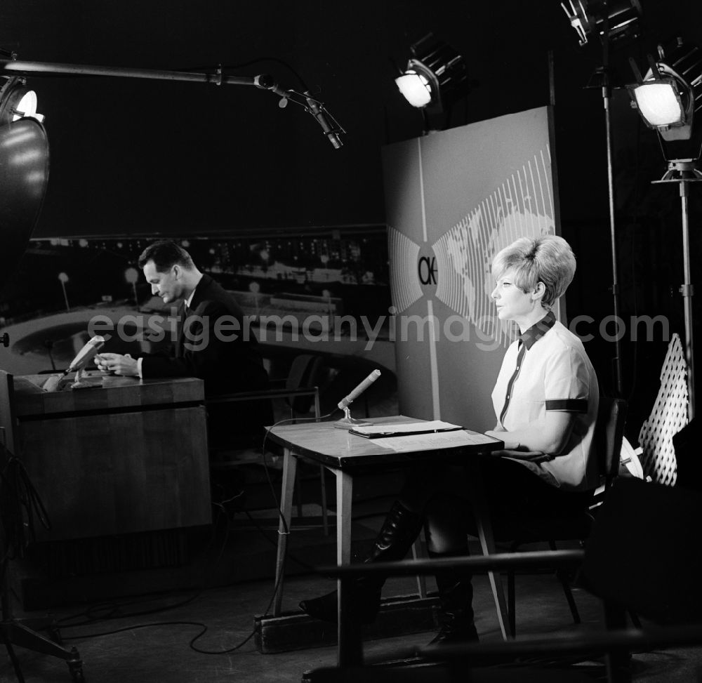 GDR picture archive: Berlin - Treptow - Anne Marie Brodhagen is a former announcer and presenter of the GDR television. It was further known through the television program Zoo Tele fail. It formed from the later ones Program spokesman. Here in the studio in Berlin - Adlershof