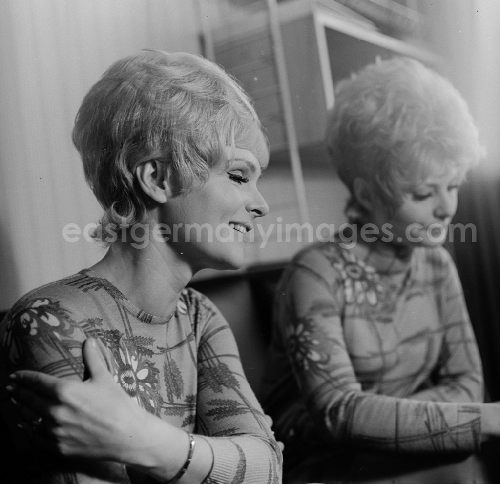 GDR photo archive: Berlin - Treptow - Anne Marie Brodhagen and her sister Erika Radtke in Berlin. Both are former television presenters and announcers of television of the GDR