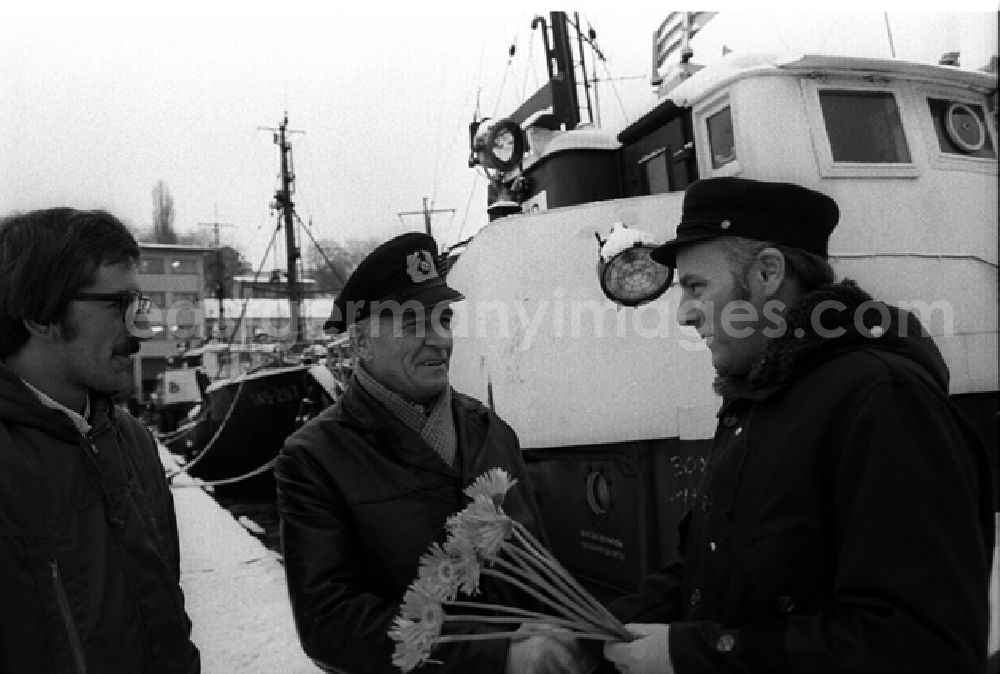 GDR image archive: Saßnitz - Ansichten auf verschiedene Arbeitsbereiche einer Fischereibesatzung im Saßnitzer Hafen.