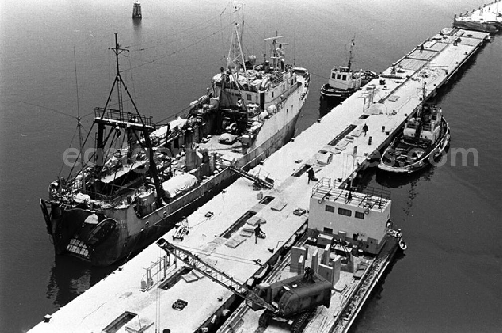 GDR photo archive: Saßnitz - Ansichten auf verschiedene Arbeitsbereiche einer Fischereibesatzung im Saßnitzer Hafen.