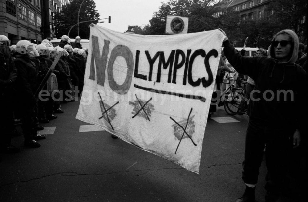 GDR photo archive: - Anti-Olympia-Demo Umschlagnummer: 7738