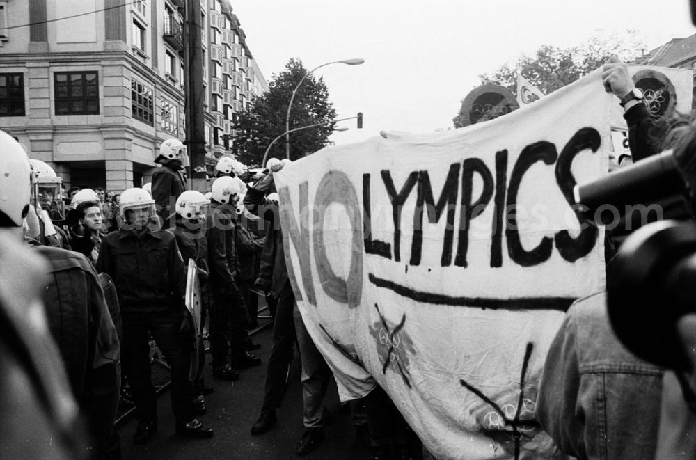 GDR picture archive: - Anti-Olympia-Demo Umschlagnummer: 7738