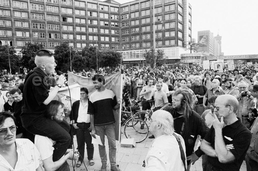 GDR image archive: Berlin-Mitte - Antifa-Kundgebung auf dem Alexanderplatz.