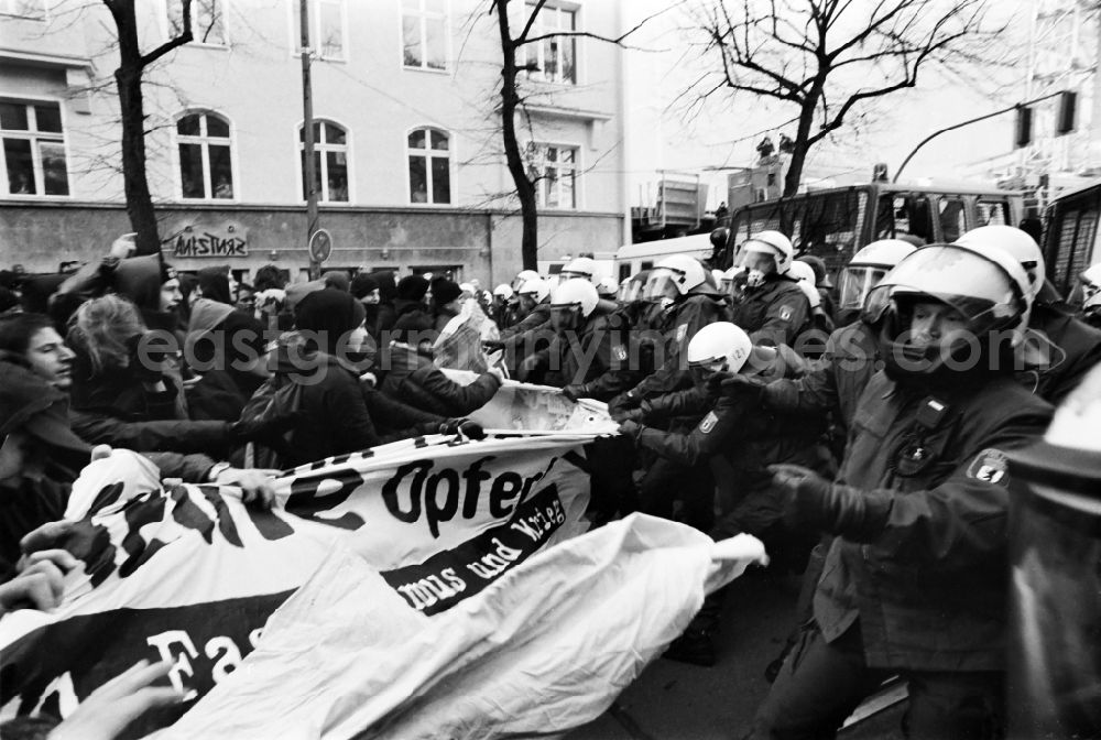 GDR image archive: Berlin - Anti-fascist protests / actions against the NPD march on Oranienburgerstrasse near the New Synagogue during the Second Wehrmacht Exhibition in the Mitte district of Berlin. Demonstrators and police clash