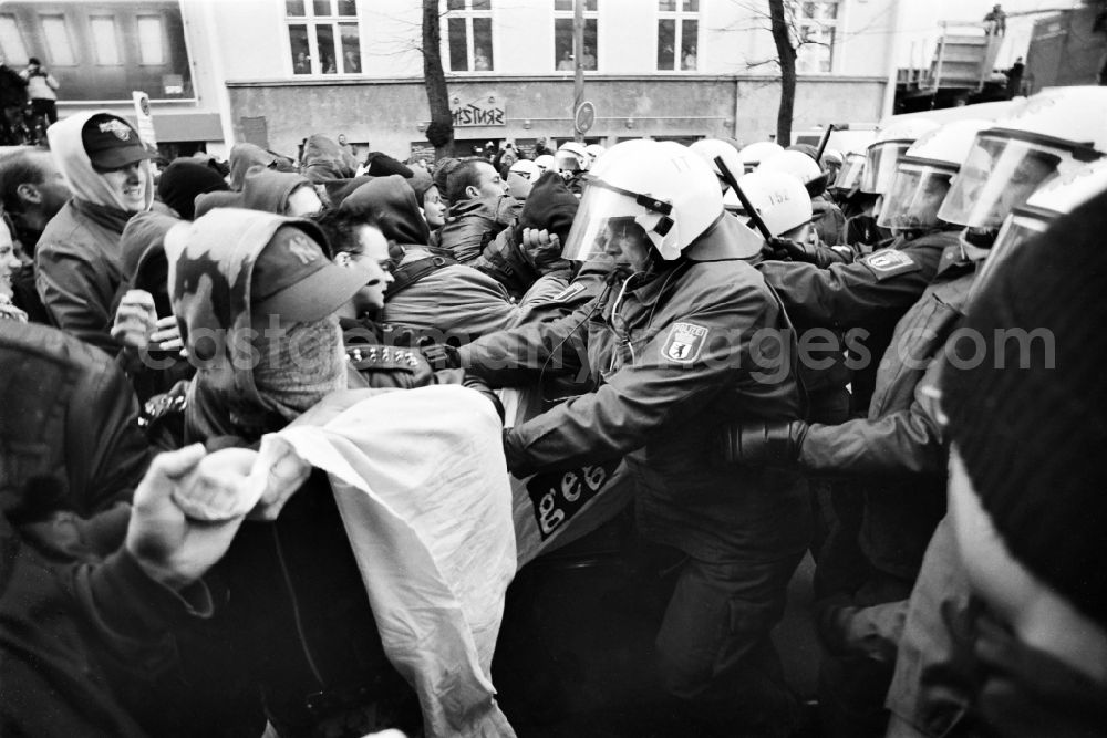 GDR photo archive: Berlin - Anti-fascist protests / actions against the NPD march on Oranienburgerstrasse near the New Synagogue during the Second Wehrmacht Exhibition in the Mitte district of Berlin. Demonstrators and police clash