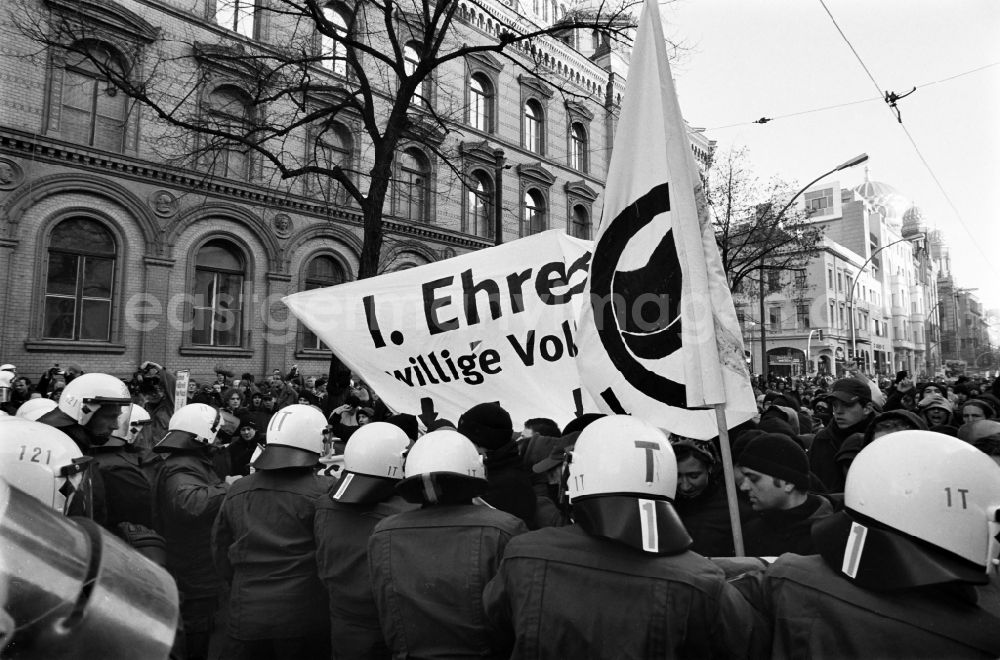 GDR picture archive: Berlin - Anti-fascist protests / actions against the NPD march on Oranienburgerstrasse near the New Synagogue during the Second Wehrmacht Exhibition in the Mitte district of Berlin. Demonstrators and police clash
