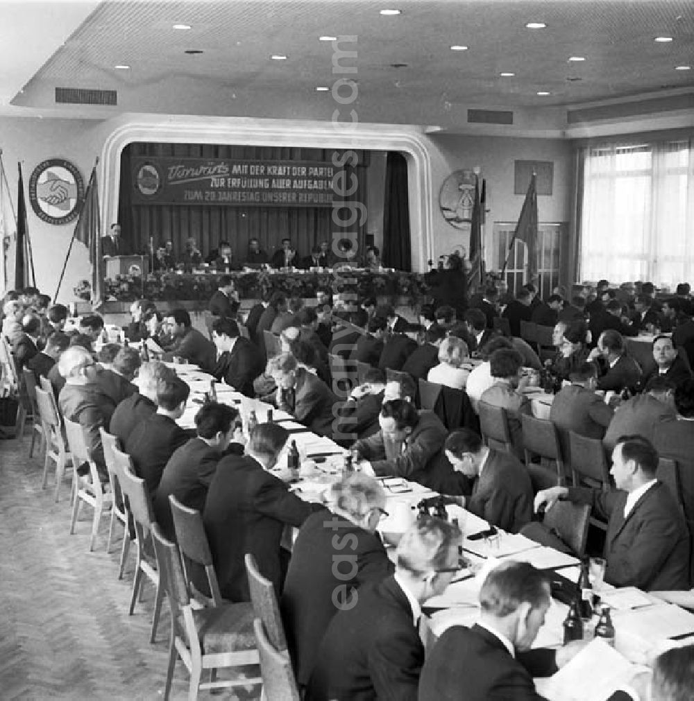 GDR picture archive: Berlin - Blick auf den Saal von der APO-Wahlversammlung im WBK (Wohnungsbaukombinat) mit dem Redner Paul Verner vom Betonwerk Grünau.