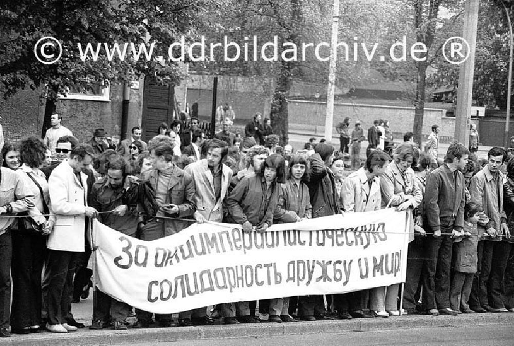 GDR picture archive: Berlin - April 1973 Besuch vom sowjetischen Generalsekretär Leonid Breschnew in Berlin. Menschen warten am Straßenrand auf Leonid Breschnew.