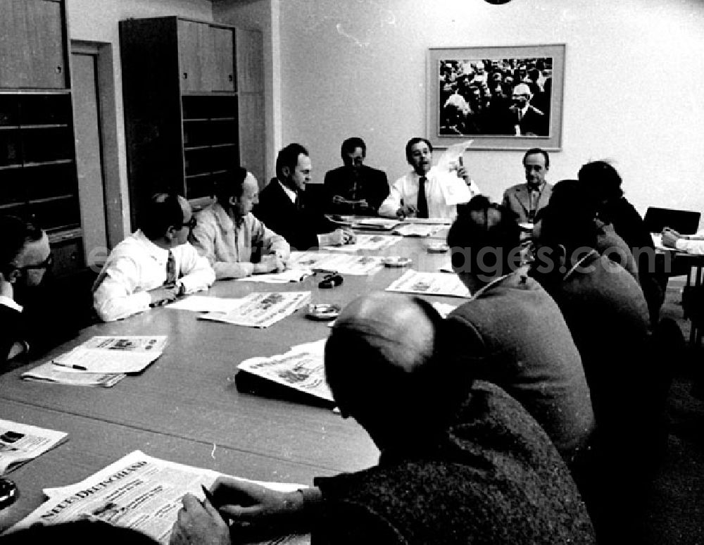 GDR picture archive: Berlin - April 1973 Redaktionskonferenz mit Gen. Hermann für das Pressefest.